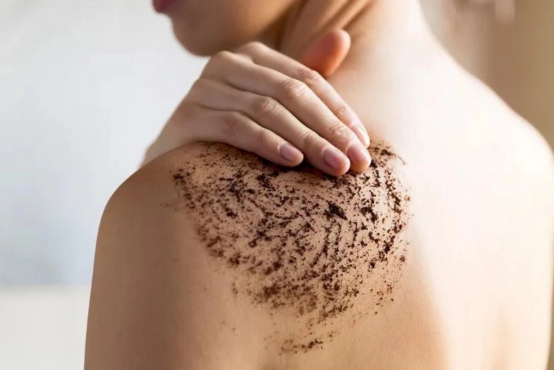 Thoa và massage hỗn hợp cà phê lên da