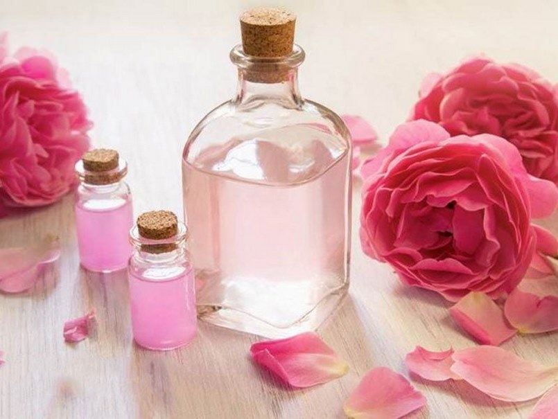 Nước hoa hồng hoặc nước cất