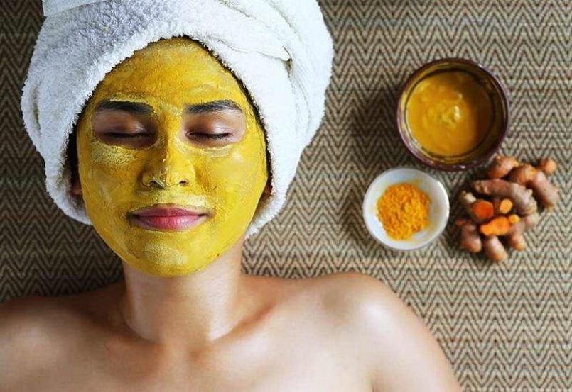 Làm sạch da mặt bằng bột nghệ